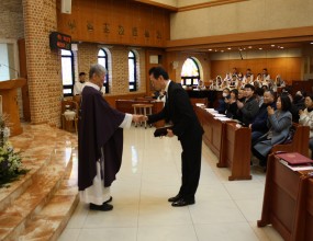 찬미예수님, 2026년 3월 15일 전임 사목회장 이일우 마르코 감사패 수여 사진입니다.